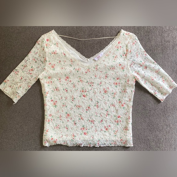 CANDIE’S Floral Top - Picture 1 of 2